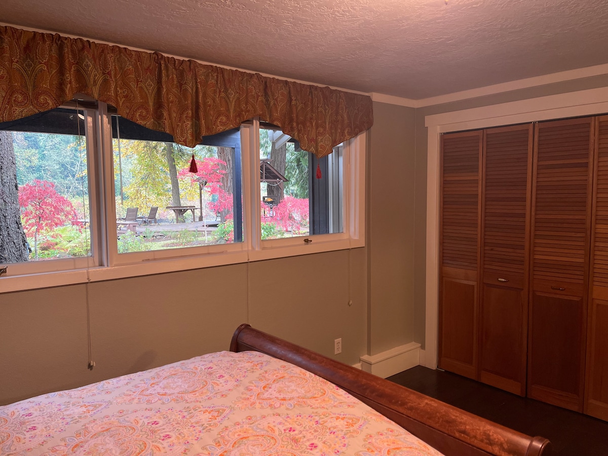 Спална соба со кревет во целосна големина 