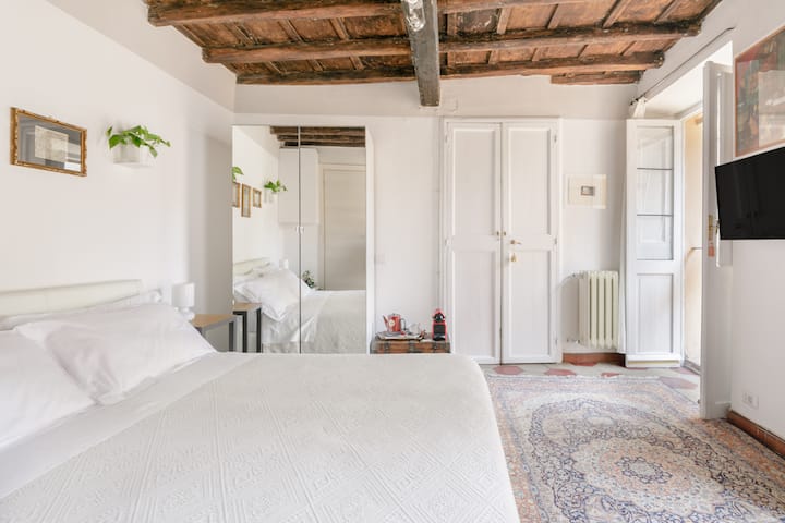Romantic Room in Apartment at St. Eustachio