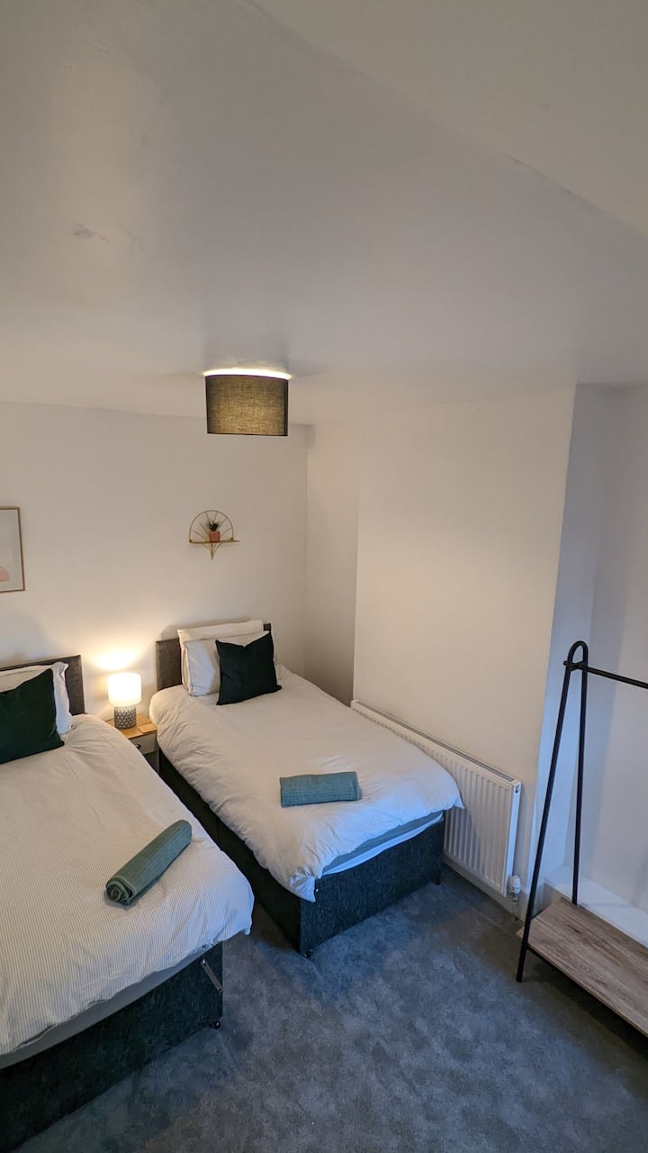 غرفة نوم ثانية مع غرفتي نوم فرديتين أو إعداد كبير.