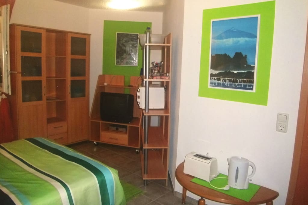 Kleine Kochgelegenheit, Mikrowelle, Toaster, Wasserkocher.