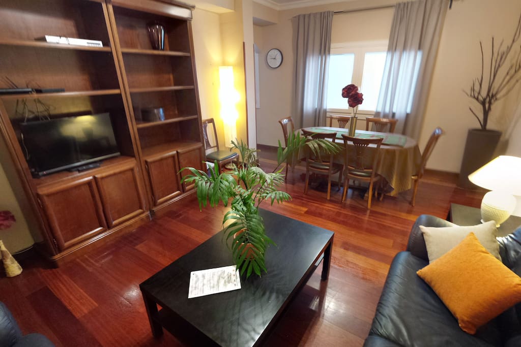 LIVING ROOM. VIEW 2
