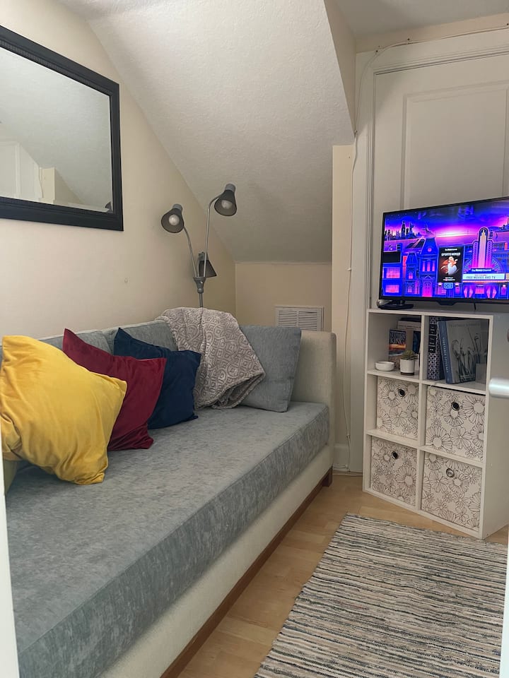 第二间卧室，配备超长套房、超宽、非常舒适的双人日式床垫 