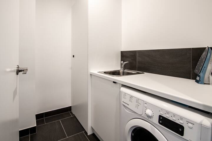 Change Overnight – Courtyard – 2 Bed Apartment gallery image 3
