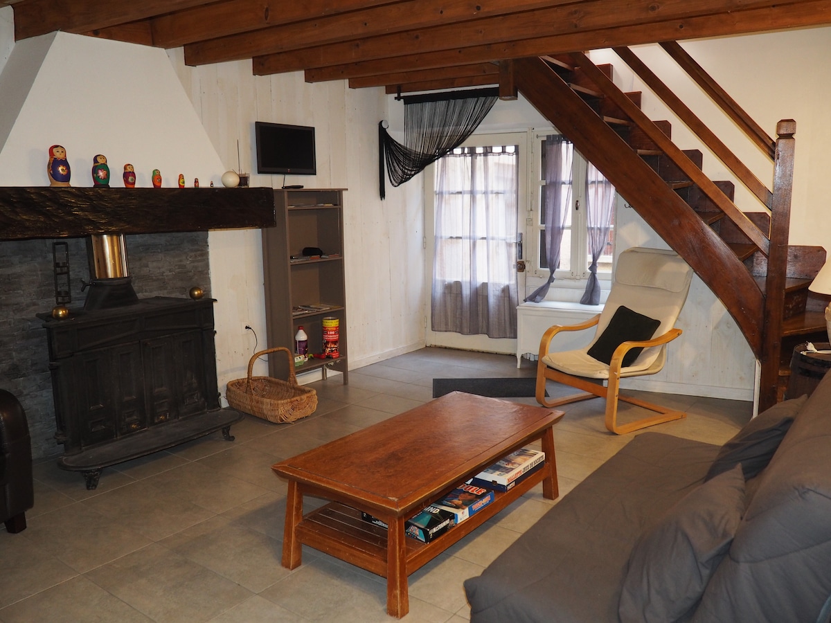 Un salon avec canapé lit....