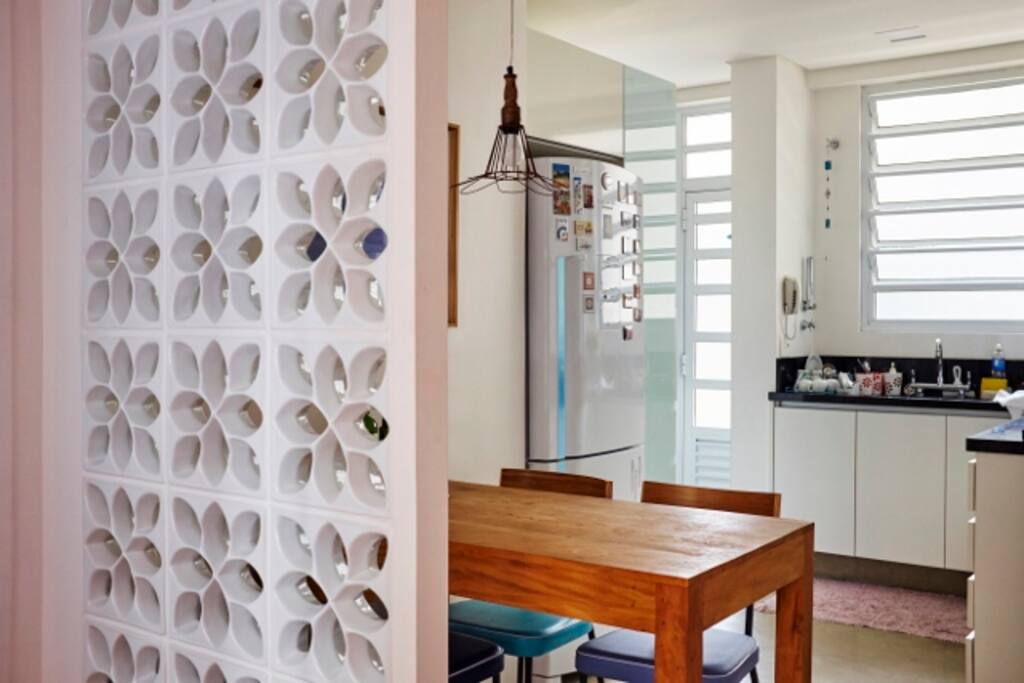 cozinha com mesa 4 lugares. area de serviço com máquina de lavar roupa