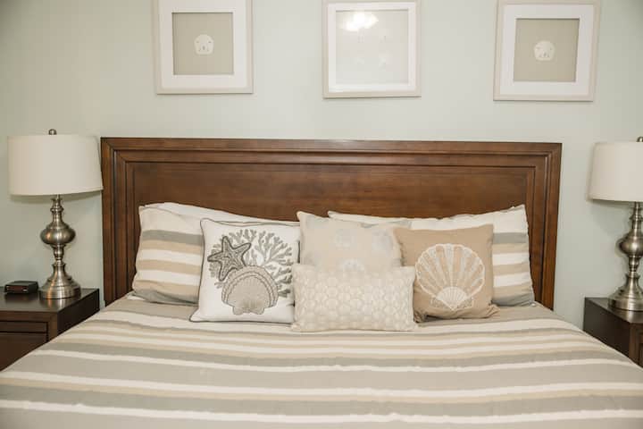 这间超大主卧配有加大双人床，配有舒适的阅读角，可俯瞰网球场