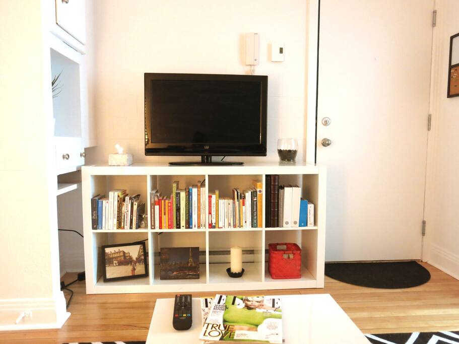 Télévision avec postes de base et cable HDMI