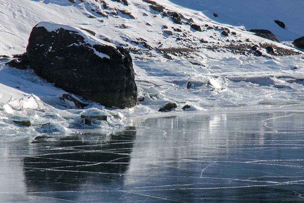 Gabiet lake (2371 mt) in wintertime