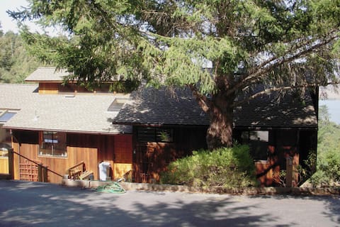 Frank’s Place: Classic Inverness w/ Hot Tub, Views