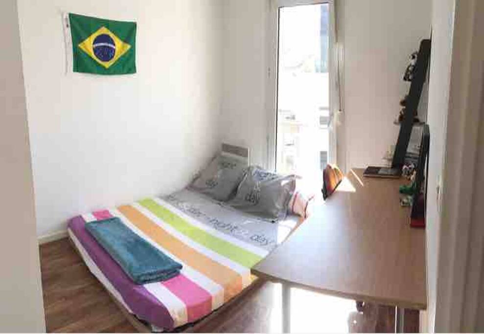 Chambre 1 lit double au sol sur sommier.