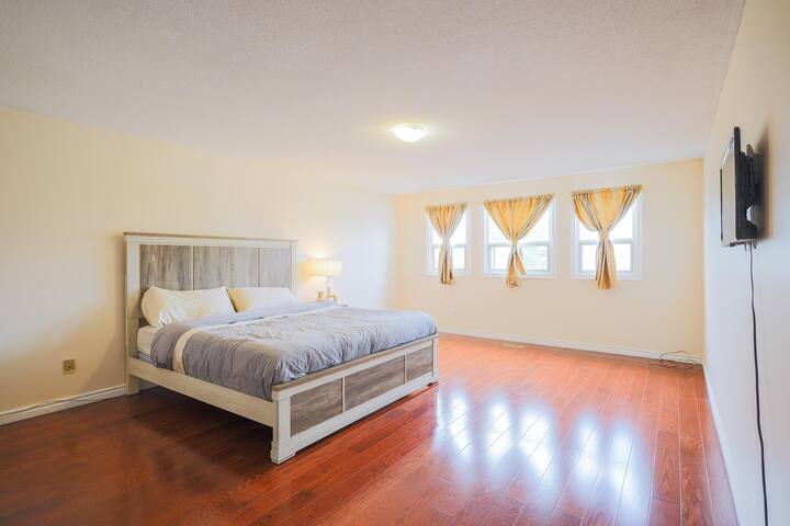 Fun home near Pacific Mall. Shopping & restaurants gallery image 3