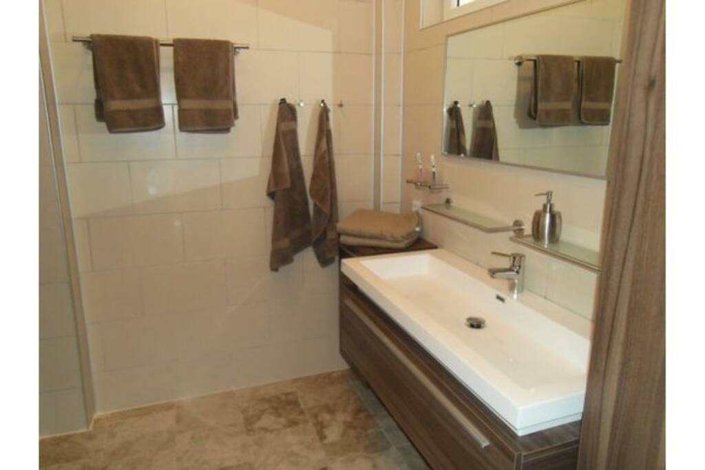 Bathroom
(first floor)