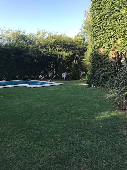 pileta con amplio jardin