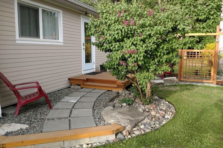 Private garden access to bedroom & attached bath.