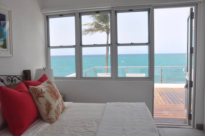 חדר אלמוג - מיטת קווין סייז עם דלת למרפסת החיצונית