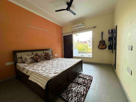 Comfy 3BHK house with Cinema like Home Theatre !