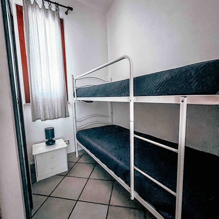 Chumba kilicho na kitanda cha ghorofa