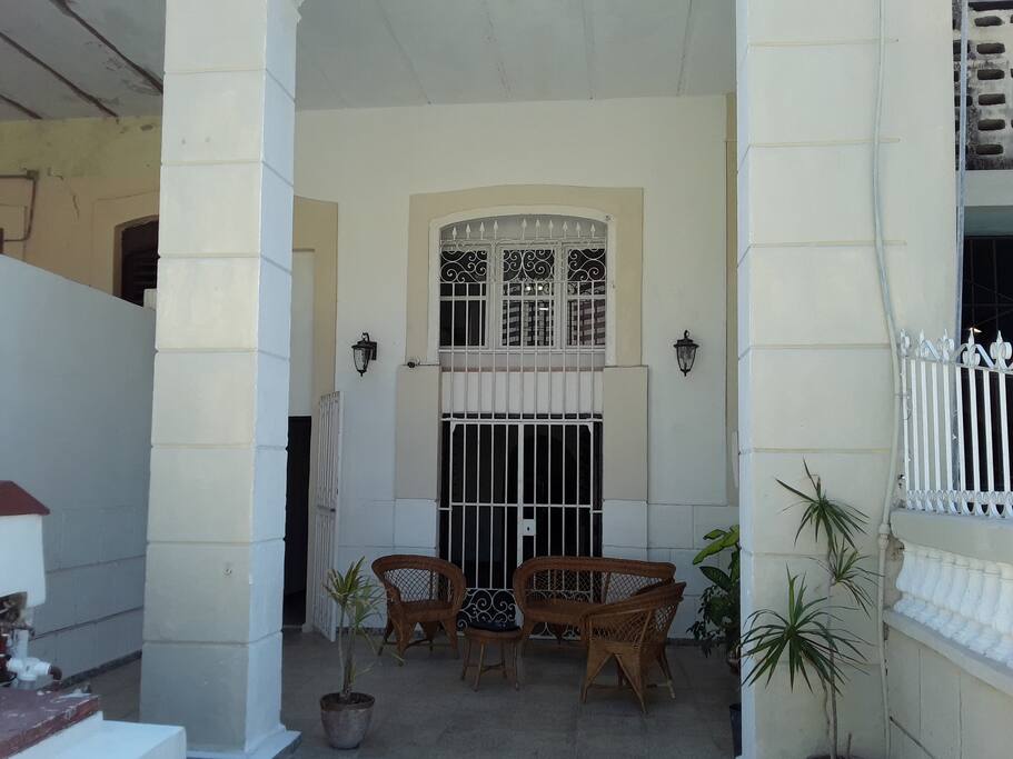 HOUSE FRONT/FRENTE DEL
HOSTAL