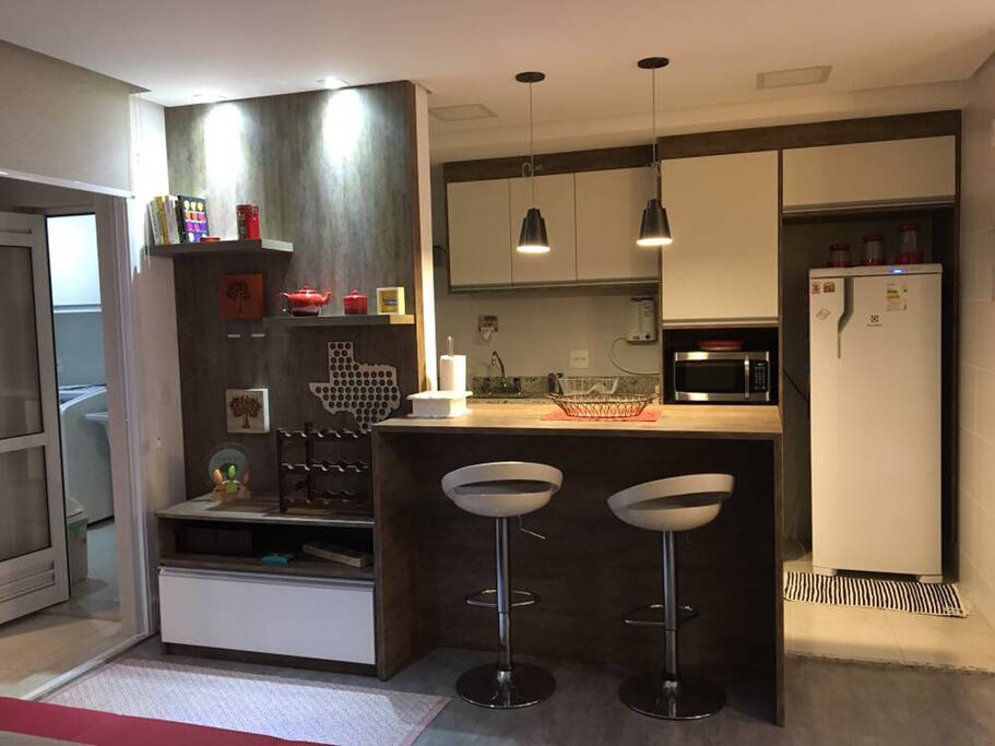 Vista da cozinha estilo americana e Mini Bar.