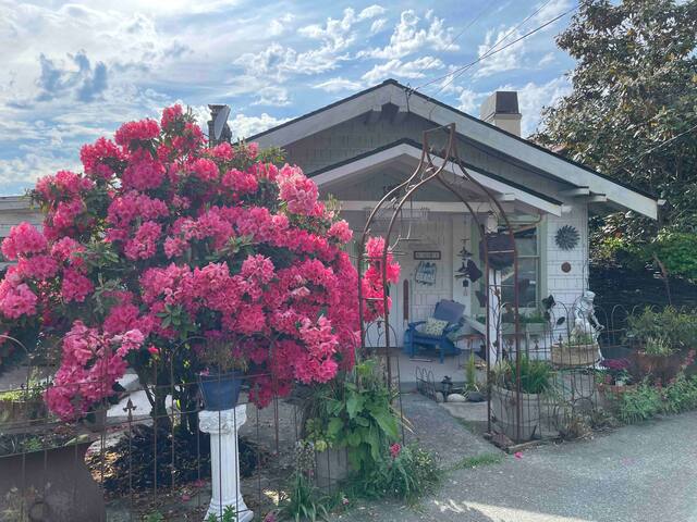 Beach house on water. Ocean view. Close to Alki gallery image 3