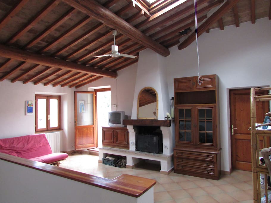 Salotto con camino, con eventuali 4 ulteriori posti letto, accesso a terrazzo e porta bagno #1