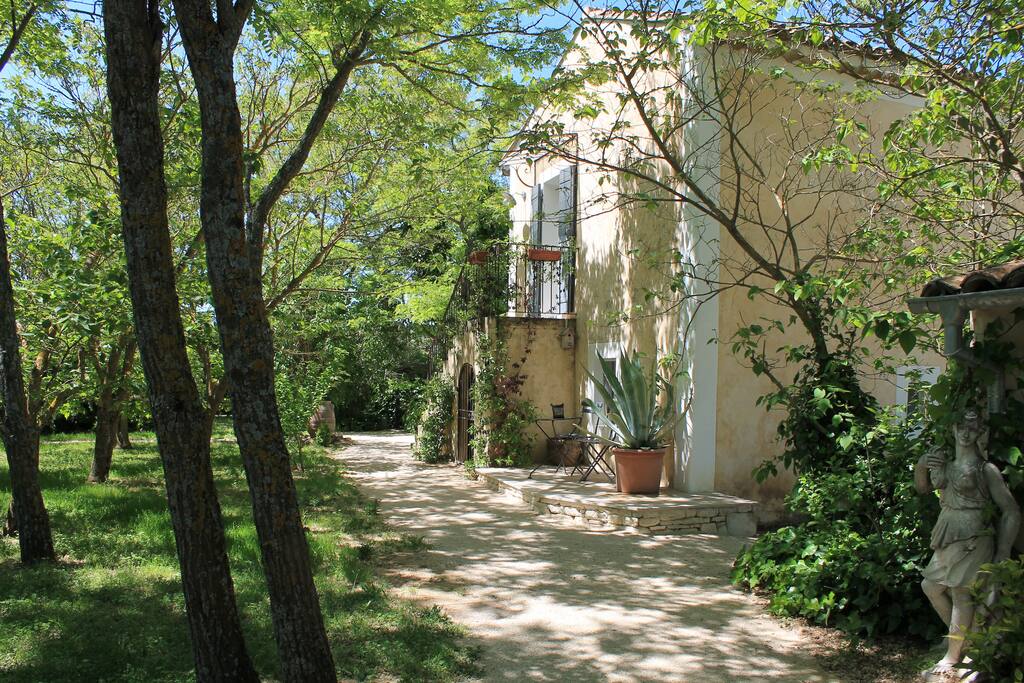 LE CLOS LES EYDINS : accès privé chambre Château LACOSTE