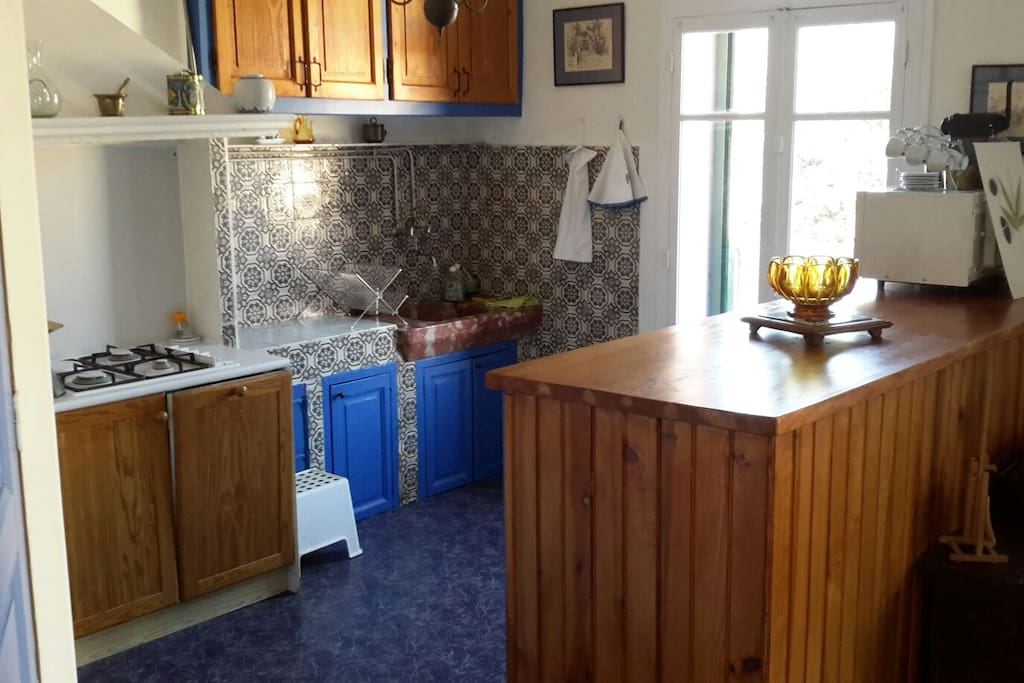 Cuisine équipée avec lave vaisselle micro ondes four réfrigérateur