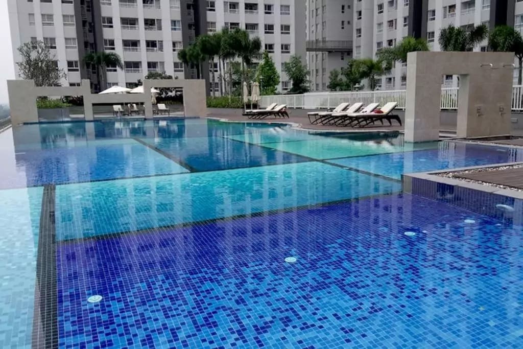 Free rooftop swiming pool with spacious view