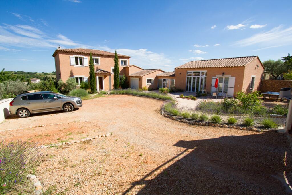 Une Cour/parking close par portail electrique.