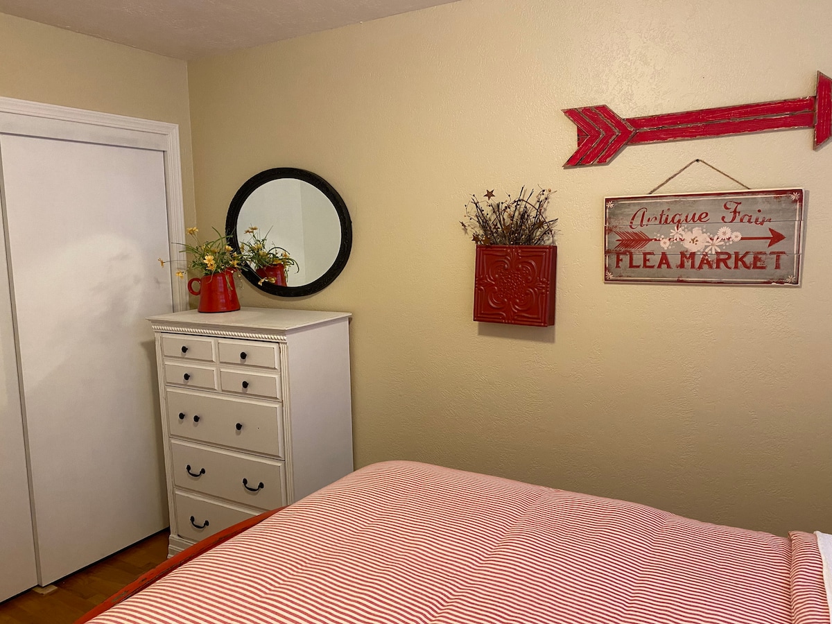 Chumba cha kulala chenye kitanda cha ukubwa kamili