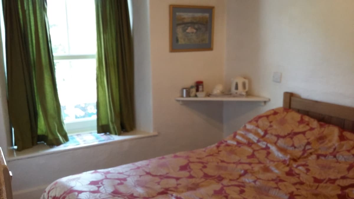 Dormitorio principal con armario, tocador y tetera