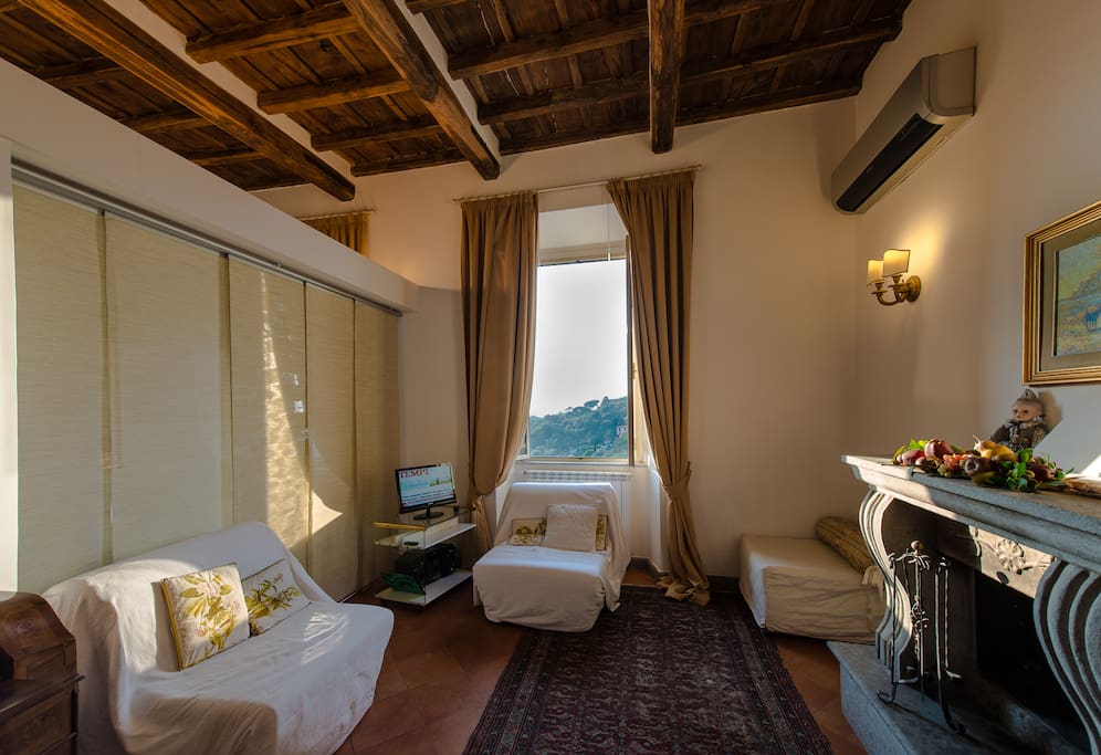 La zona giorno con l'antico soffitto in legno cassettonato