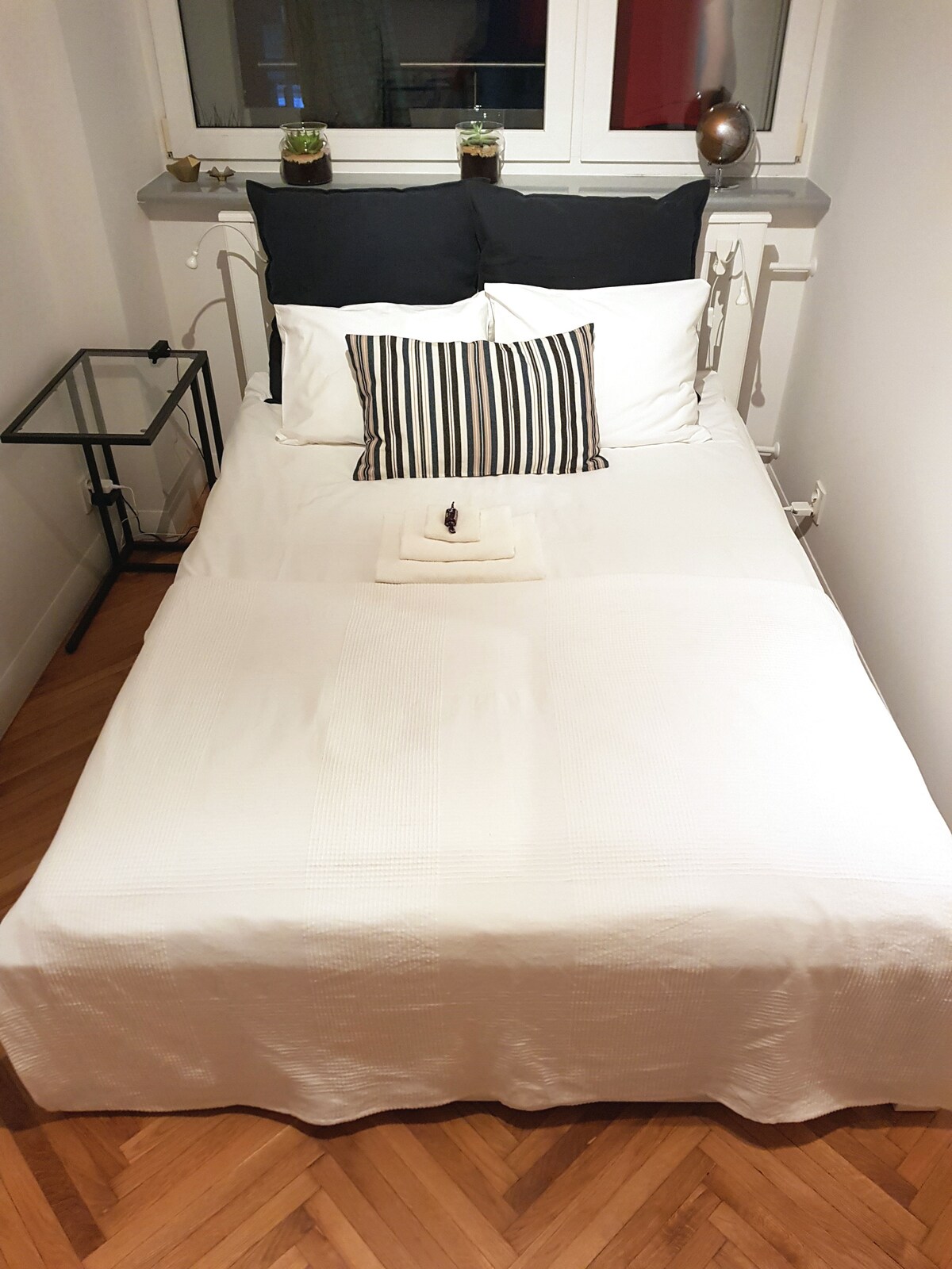 The second bedroom with a comfortable double bed, a usb charger, a smart TV with cable TV and a large mirror.