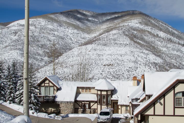 4 Bdrm + Loft, 4.5 Bath West Vail Remodeled & Updated Mountain Tudor Sleeps 13! - Vail, CO