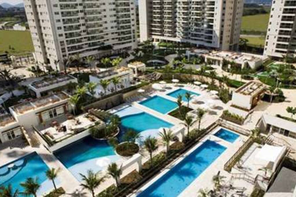 Piscinas, Academia, Sauna, Hidromassagem, Restaurante, Padaria, e muito mais! - Pool, Gym, Sauna, Jacuzzi, Restaurant, Bakery, and much more!
