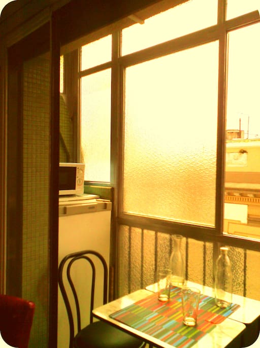 Balcón cerrado y luminoso para un desayuno soleado!