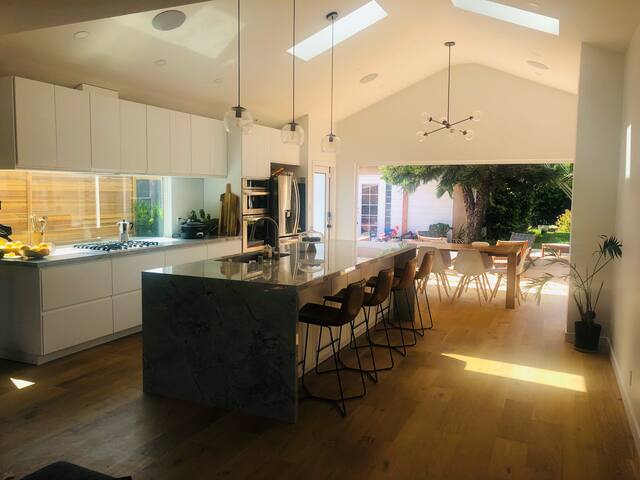 Santa Monica Stunner- New Blackout Blinds! gallery image 5