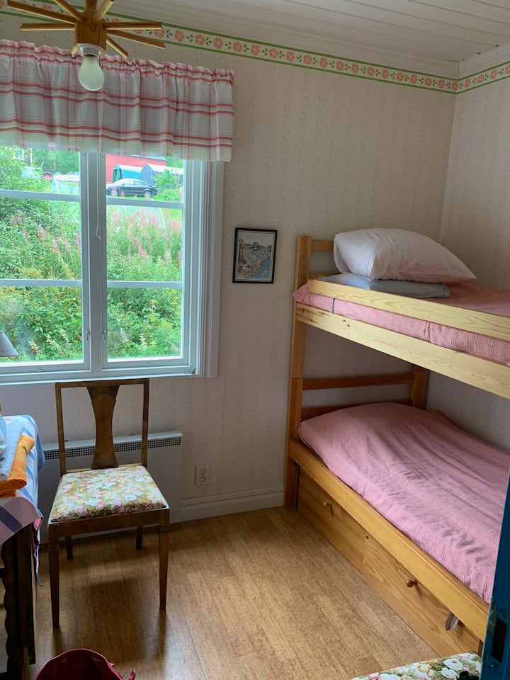 Stapelbed in slaapkamer op benedenverdieping