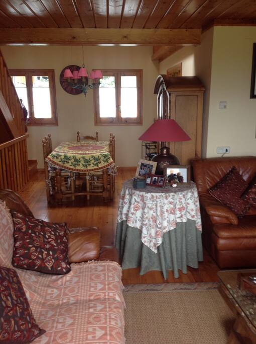 Sala de estar con dos sofas / Living room with two sofas