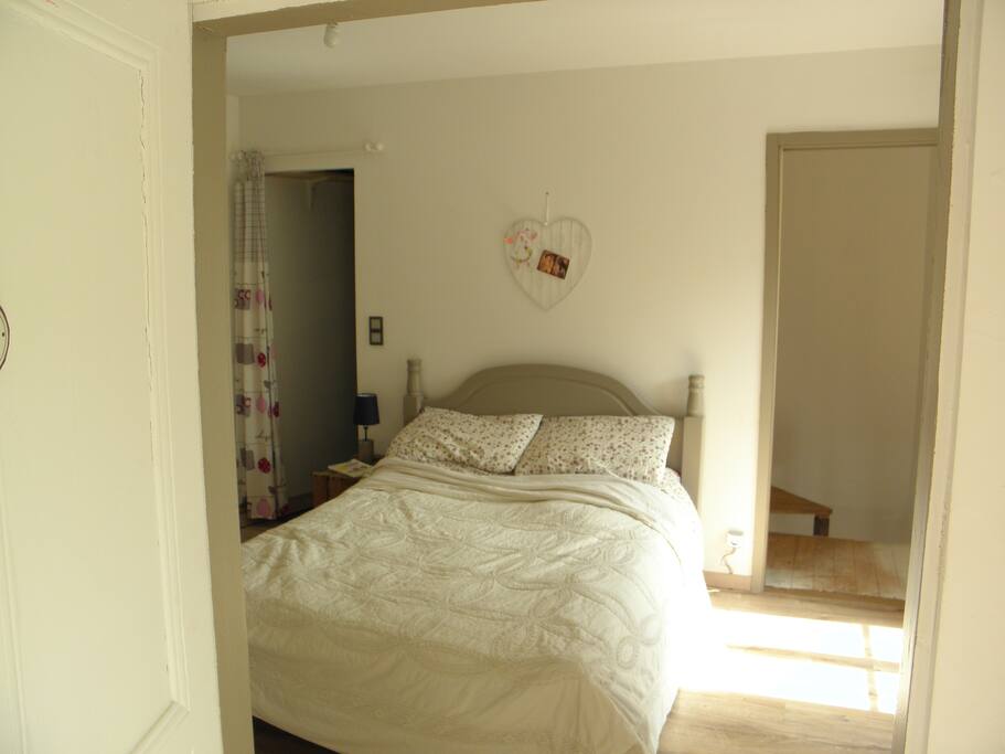 chambre parentale avec les accès à la salle de bain et aux escaliers desservants le salon (rambarde installée depuis la photo!)