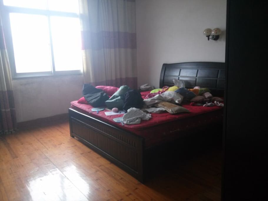 主人刚搬离不久,会进一步整理房间
The Host leave not long time, will clean the room again