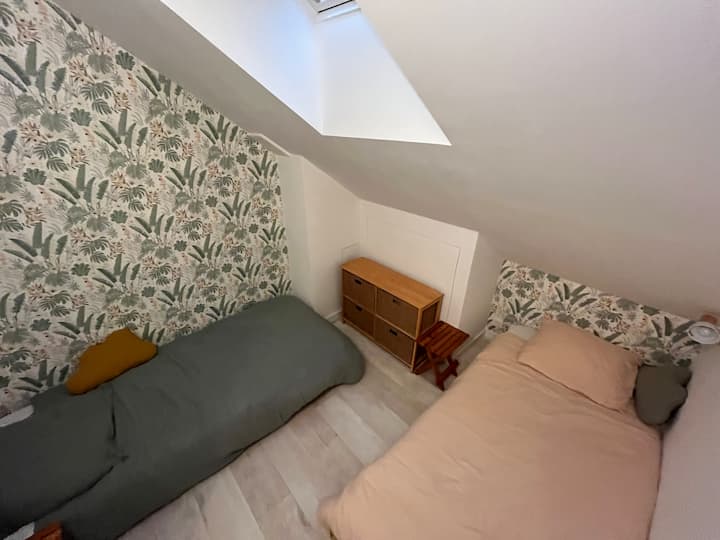 Chambre à l’étage, pourvue de deux lits simples.