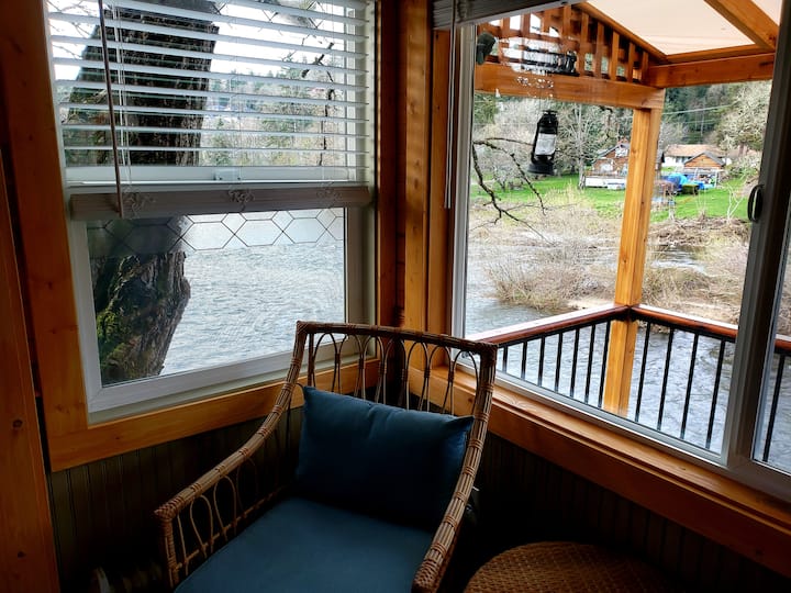 Washougal Riverside Treehouse - Washougal, WA