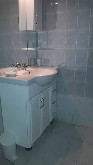Salle de bain, eau chaude, toilettes privatives, linge de toilette fournie