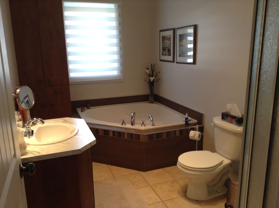 Salle de bain avec bain et douche
