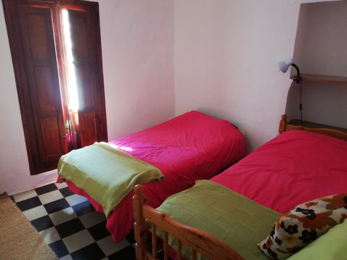 Chumba cha kulala 3 kilicho na roshani, kitanda kimoja na kitanda cha sofa (wakati hakitumiwi kinakunjwa kwenye kiti kidogo cha kustarehesha cha sofa).