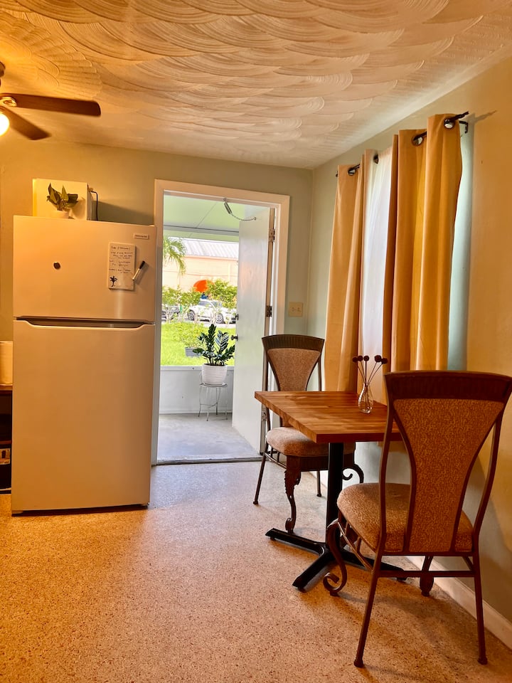 Cozy 1 Br 1.5 Miles From 5th Av. S & Beaches! - Naples, FL