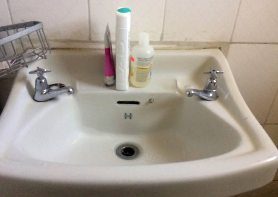 hot and cold water sink