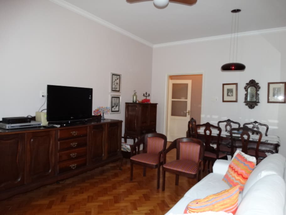 Sala de jantar com mesa para seis pessoas.