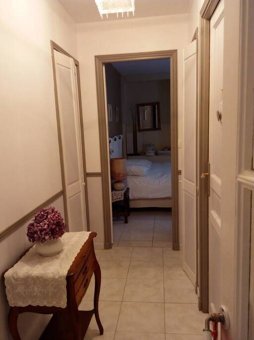 couloir indépendant menant à chambre privée et sdb/wc privés